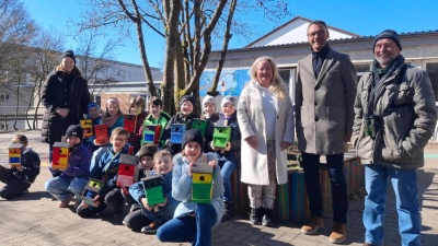 Die Drittklässler der Grundschule Neukirchen-Etzelwang präsentieren stolz ihre selbst gebauten Nistkästen. (Bild: Michaela Frey)