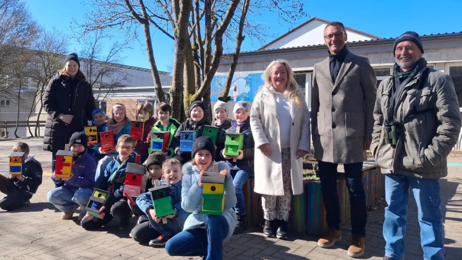 Die Drittklässler der Grundschule Neukirchen-Etzelwang präsentieren stolz ihre selbst gebauten Nistkästen. (Bild: Michaela Frey)