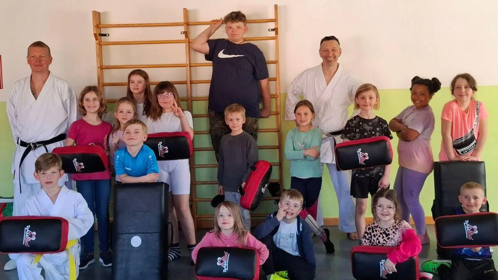 Marco Pilsak, Benjamin und Leo Fischer mit den teilnehmenden Kindern.  (Bild: Andrea Schwägerl )