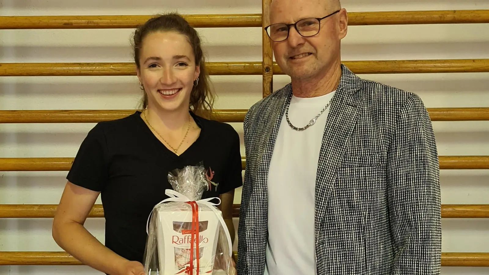 Vorsitzender Wolfgang Rahm übergab ein kleines Geschenk als Anerkennung an Alina Hinrichsmeyer. (Bild: Turngemeinschaft Tirschenreuth/exb)