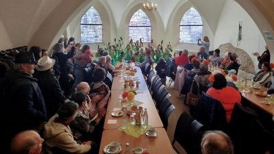 Seniorenfasching der Stadt und Pfarrei Pleystein in der Unterkirche (Bild: Regina Pschirrer)