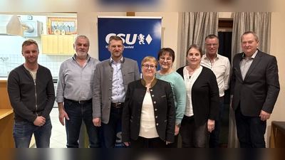 Die neue Vorstandschaft der CSU Ehenfeld. Von links: Stadtrat Manuel Falk, Franz Birner, Vorsitzender Christian Gnan, Christine Falk, Brigitte Gnan, Gertrud Kustner, Bürgermeister Hermann Falk und der Massenrichter CSU-Vorsitzende Stadtrat Josef Luber. (Bild: Christian Gnan)