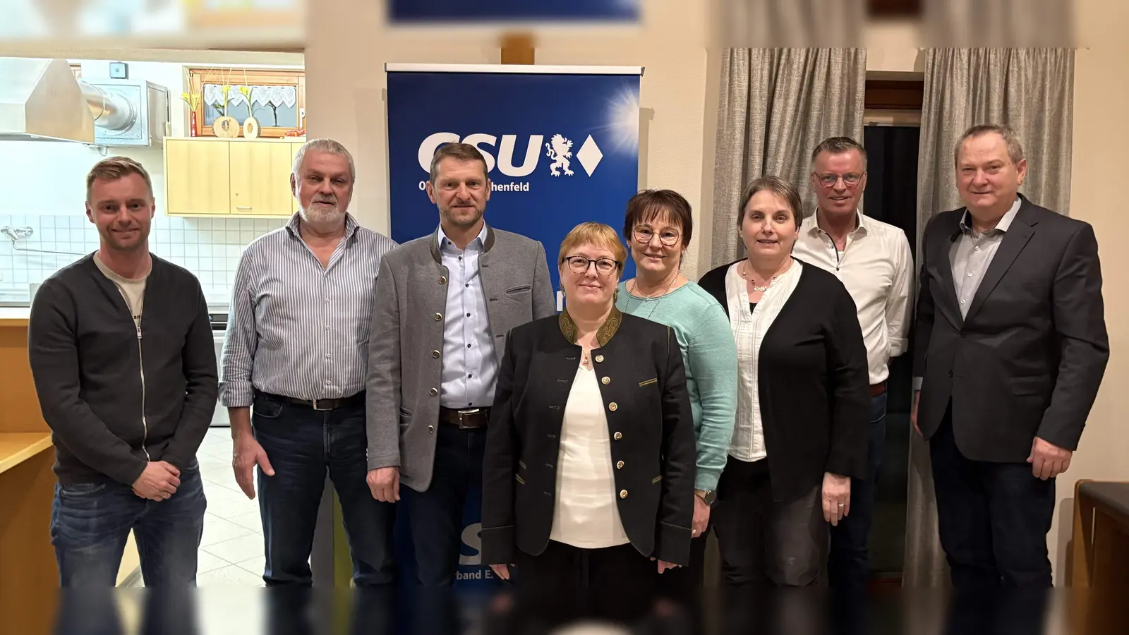 Die neue Vorstandschaft der CSU Ehenfeld. Von links: Stadtrat Manuel Falk, Franz Birner, Vorsitzender Christian Gnan, Christine Falk, Brigitte Gnan, Gertrud Kustner, Bürgermeister Hermann Falk und der Massenrichter CSU-Vorsitzende Stadtrat Josef Luber. (Bild: Christian Gnan)