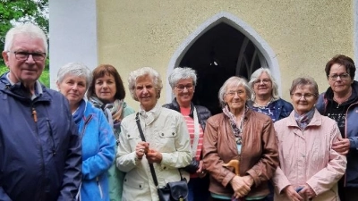 Die Ebnather Frauen-Union unter Leitung von Petra Becher hatte zur Maiandacht in die Kapelle nach Hermannsreuth eingeladen. (Bild: Josef Söllner/exb)