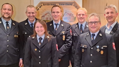 Der neue Vorstand der Feuerwehr Garsdorf (von links): Kommandant Andreas Pechtl, Vorsitzender Christian Pfab, Schriftführerin Martina Pidrmann, Kassier Stefan Donhauser, 2. Vorsitzender Tobias Kaa, 2. Kommandant Jürgen Meiler und Bürgermeister Albert Geitner. (Bild: Silvia Meiler/exb)