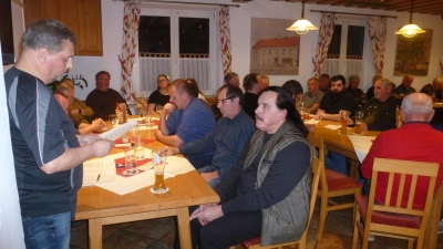Jagdvorsteher Hans Bernklau (links) bei seinem Rückblick (Bild: Siegfried Bock)