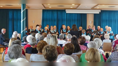 Auch heuer wieder begeisterte der Frauenchor CHORisma das Publikum im Maria-Seltmann-Haus mit seinem abwechslungsreichen Programm. (Bild: Anett Neumann)