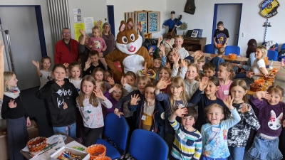 Hurra, hurra, der Osterhas‘ ist da! Mit glänzenden Augen zeigen die Sprösslinge beim Abholen den Eltern ihre eigenen Kreationen. (Bild: Karl Wildenauer)