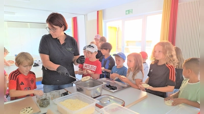 Frau Rita Spranger leitet die jungen „Bäckerinnen und Bäcker” an  (Bild: Alfred Wulfänger )