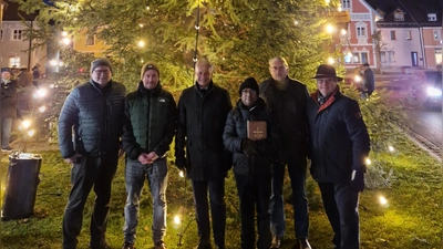 Die Stadträte Wilhelm Ertl. Andreas Lukesch, 2. Bürgermeister Thorsten Grädler, Pfarrer Madanu und Wolfgang Gebert und Ewald Vater von den Krippenfreunden bei der offiziellen Beleuchtungsfeier am Vilsecker Marktplatz. (Bild: Stefanie Gradl)