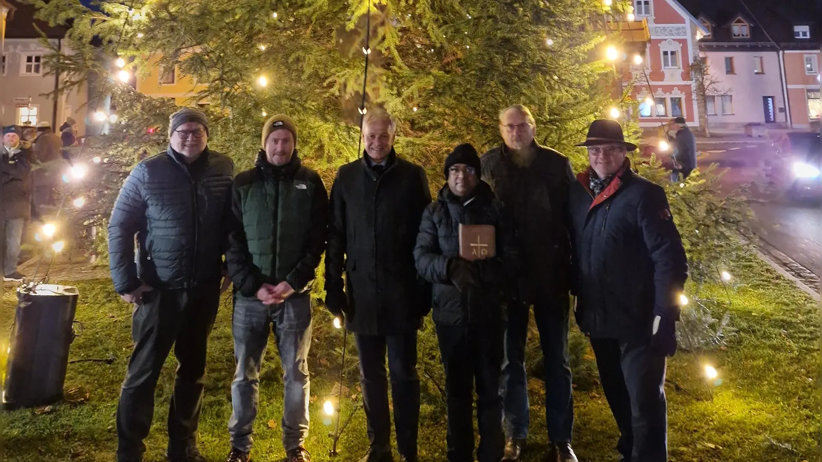 Die Stadträte Wilhelm Ertl. Andreas Lukesch, 2. Bürgermeister Thorsten Grädler, Pfarrer Madanu und Wolfgang Gebert und Ewald Vater von den Krippenfreunden bei der offiziellen Beleuchtungsfeier am Vilsecker Marktplatz. (Bild: Stefanie Gradl)