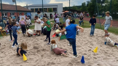 Auf Schatzsuche im Sand. (Bild: Diana Renner)