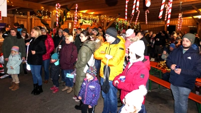 Kaum ein Durchkommen gab es in der Überdachung bei der Adventszeit der DJK Ensdorf. (Bild: Lothar Trager)