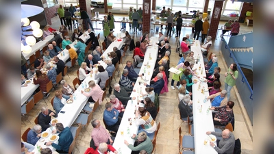 Viele hungrige Gäste ließen sich nach dem sonntäglichen Kirchgang die Kartoffelsuppe in der Aula der Johann-Andreas-Schmeller-Mittelschule schmecken. (Bild: Beate Heinrich)