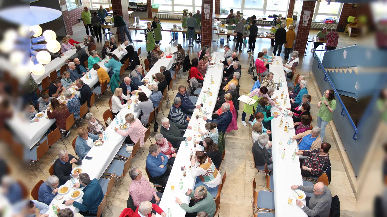 Viele hungrige Gäste ließen sich nach dem sonntäglichen Kirchgang die Kartoffelsuppe in der Aula der Johann-Andreas-Schmeller-Mittelschule schmecken. (Bild: Beate Heinrich)