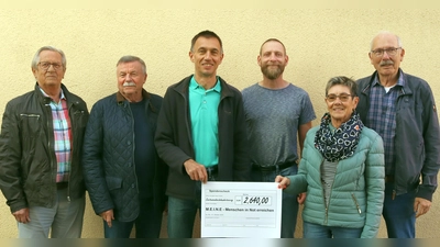 Der Schlackenverein und sein Vorsitzender Christian Koch überraschten die Initiative MEINE mit einer unerwarteten Spende (v.l.): Manfred Lilla, Kurt Falk, Christian Koch (Vorsitzender des Schackenvereins), Andy Moser (2. Vors.), Lisa und Christian Nerlich.  (Bild: Heidi Franitza)