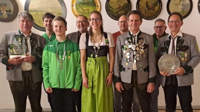von links nach rechts:<br>Ulrich Michl, Emil Piechotta, Thilo Steinbauer, Franz Lotter, Stephanie Dotzler, Thomas Brumeißl, Johann Franz, Benedikt Michl, Helmut Wedel (Bild: Michael Voß)