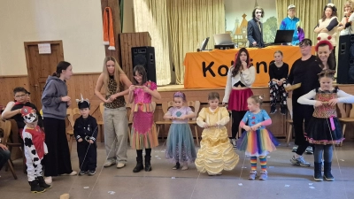„Fix gewickelt!“ – Mit Geschick meisterten die Kinder das „Wickelspiel” beim Kinderfasching.der Kolpingsfamilie Friedenfels. (Bild: Reiner Gärtner)