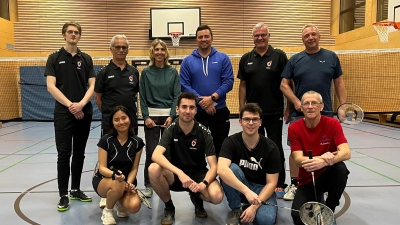 Chef-Bundestrainer Hannes Käsbauer (hinten, 3. von rechts) und Spartenleiter Peter Sailer (hinten, 2. von rechts) zusammen mit der Badminton-Sparte des TSV Flossenbürg.  (Bild: Johannes Sailer)