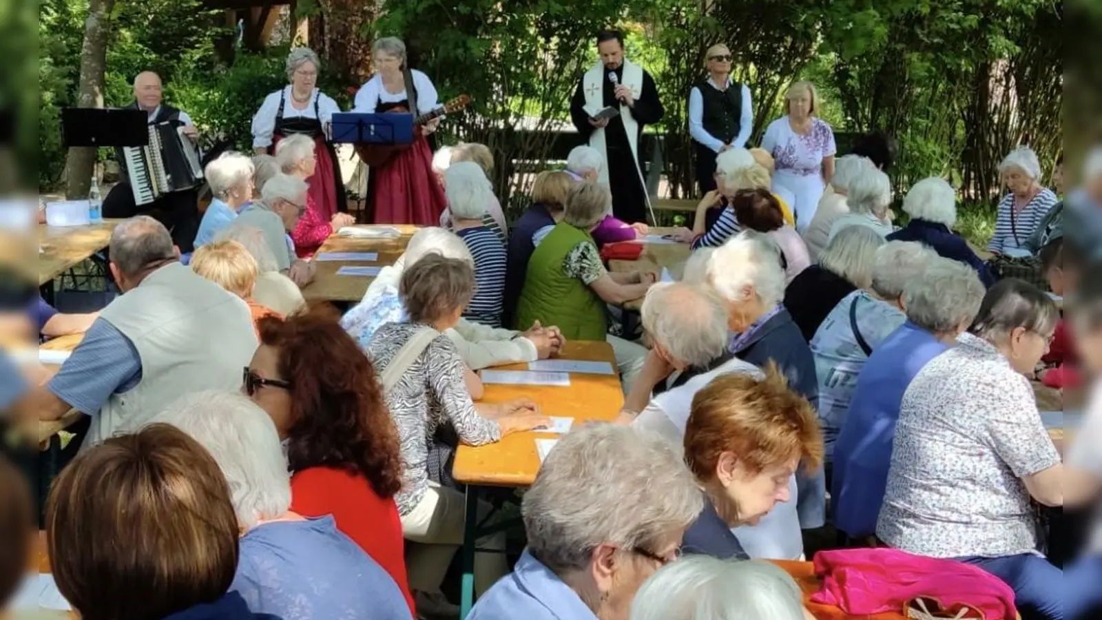 Die Maiandacht mit den Geschwistern Winterer, Anton Reiger, Pater Dominikus, 2.Bürgermeisterin Gabriele Wittleben und Seniorenbeauftragte Gabriele Beck (hinten von links). <br> <br><br> (Bild: Silvia Beck)