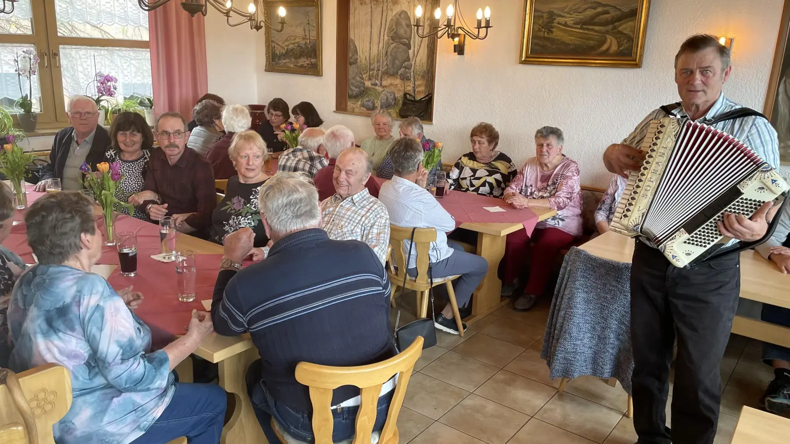 Josef Baier aus Wittschau sorgt beim Seniorennachmittag für musikalische Unterhaltung und die Besucher singen und schunkeln mit. (Bild: sl)