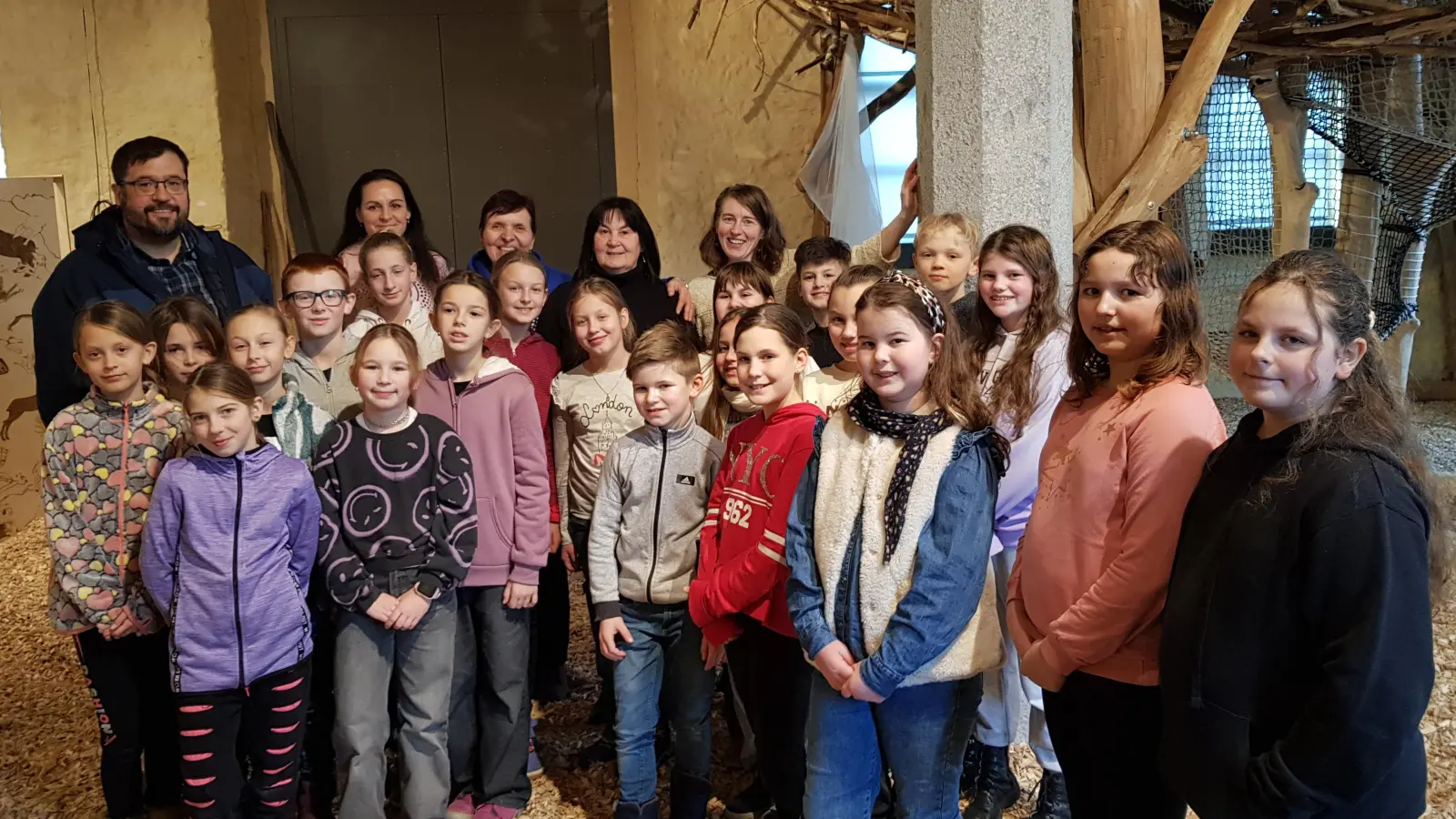 Grundschüler aus Schönsee und der tschechischen Partnerschule bei der Geschenkübergabe.  (Bild: Birgit Höcherl)