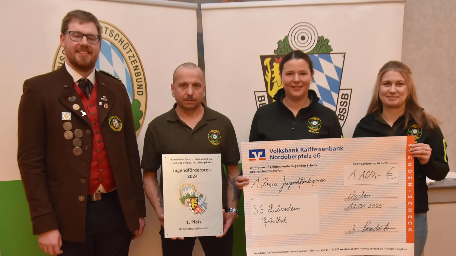 Auf den Bild von links: 1. Bezirksjugendleiter Valentin Kellner, 1. Schützenmeister Bernhard Weber, Theresa Schuller, Franziska Hößl. (Bild: Josef Eder)