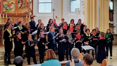 30köpfiger Projektchor Sister Act unter Leitung der Musikpädagogin Ulrike Straub meisterte beschwingt musikalisch die Andacht.  (Bild: Andre Lengemann)