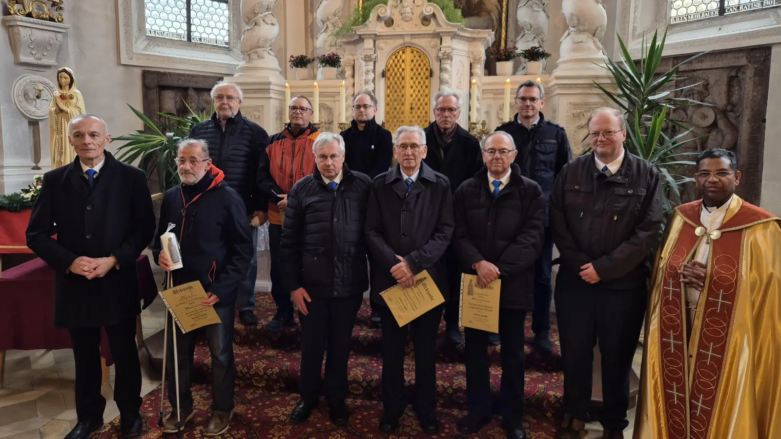 Beim Hauptfest der MMC Pfreimd wurden zahlreiche Sodalen von Präses P. Georg Parampilthadathil und den Präfekten Alois Kleierl, Anton Richthammer und Johann Leipold geehrt. (Bild: Georg Hirmer)