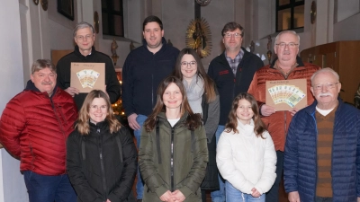 Bild: Vorne von links: Hans-Peter Reil, Hannah Reil, Manuela Grünauer, Lea Grünauer und Georg Schmidbauer. Hinten von links: Pfarrer Norbert Götz, Felix Griesbach, Annika Pankotsch, Josef Pflaum sen. und Herbert Putzer. (Bild: Franz Völkl)
