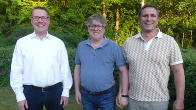 Bürgermeister Marcus Gradl gratuliert Michael König und Peter Teschke (von rechts) zur Wahl und dankt für die Übernahme der Ehrenämter.  (Bild: rn)