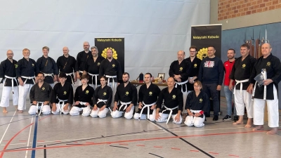 Gruppenfoto aller Lehrgangsteilnehmer mit Bürgermeister Marcus Gradl und SCE-Sportvorstand Michael Brüchner (Bild: Michael Brüchner)