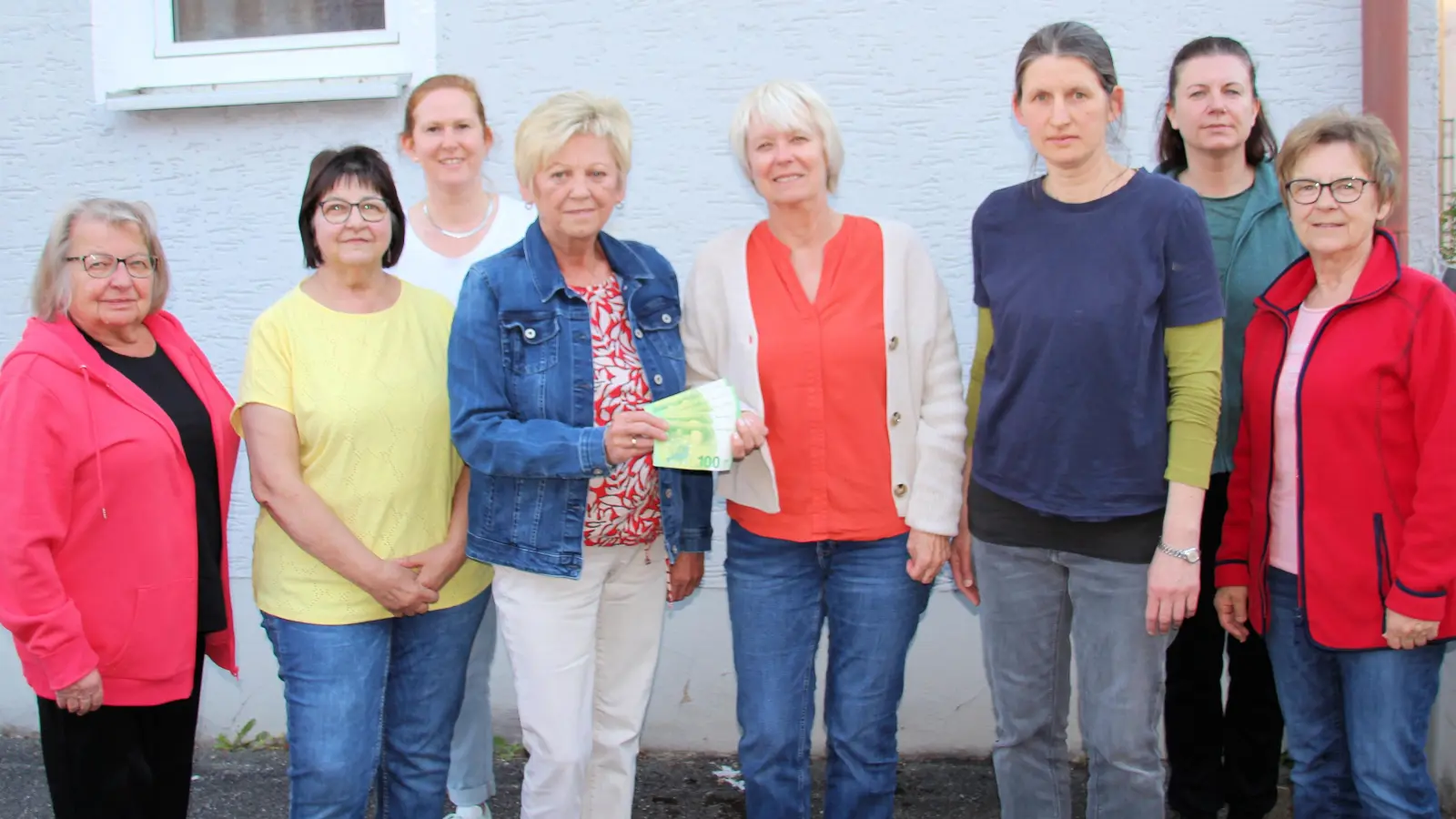 v.l.n.r. Traudl Seidenbeck, Anita Fischer, Andrea Michl, Elfriede Mehringer, Kerstin Weinrich, Jasmin Hummel-Frank, Barbara Hierl, Rosi Obermeier (bjo) (Bild: Johann Bauer)
