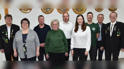 Das Foto zeigt die neugewählte Vorstandschaft: v.l. Schießleiter Lothar Mehringer, 2. Schatzmeister Anja Neudecker, 2. Schießleiter Sepp Schmaußer, 1. Schatzmeister Annemarie Hoffmann, Schriftführer Robert Flierl, 2. Jugendleiterin Jasmin Weigl, 1. Jugendleiter Florian Kubeng, zusammen 1. Bürgermeister Hermann Böhm mit 1. Schützenmeister Reiner Hoffmann. (Bild: Xaver Wolfsteiner)