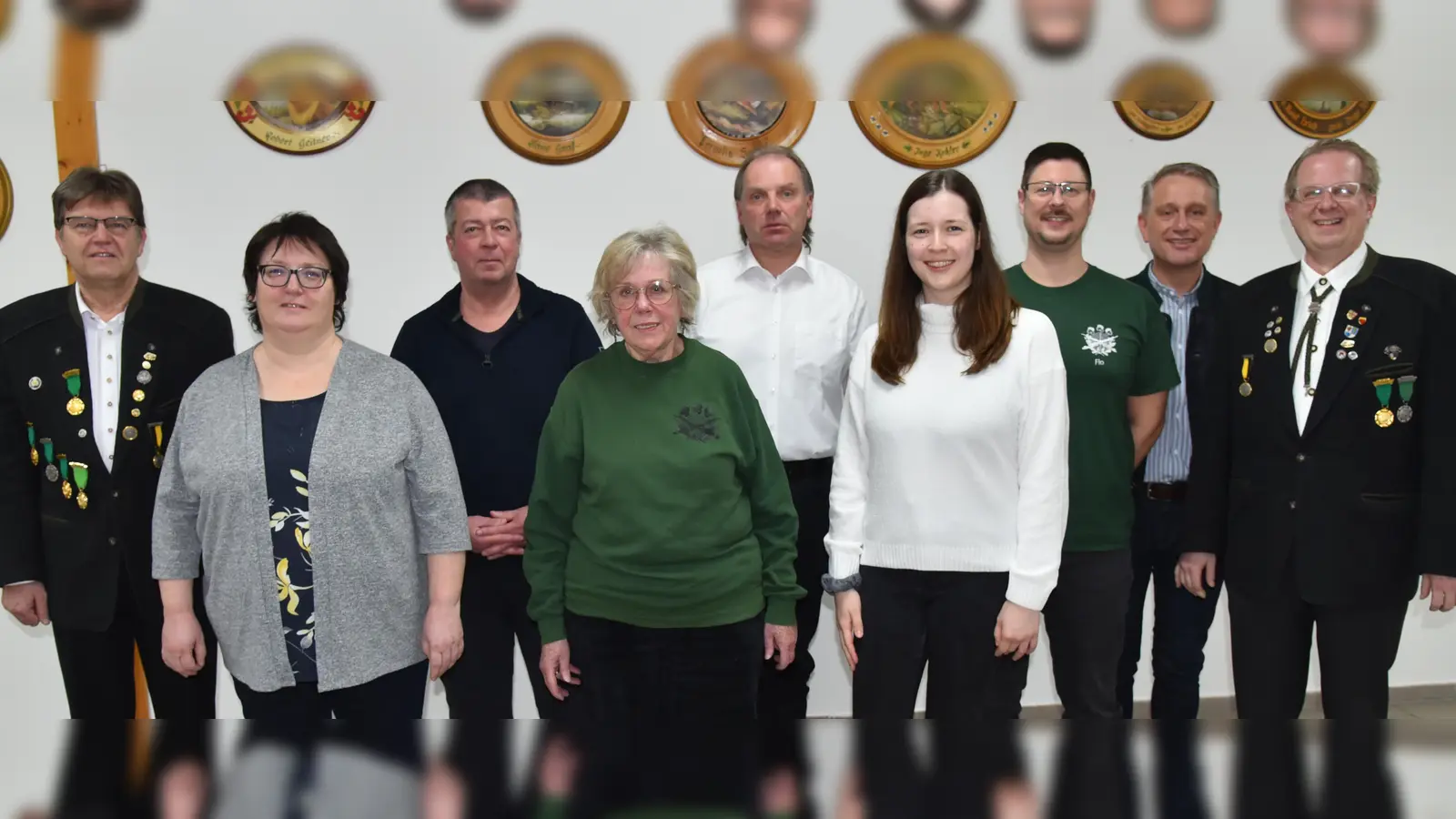 Das Foto zeigt die neugewählte Vorstandschaft: v.l. Schießleiter Lothar Mehringer, 2. Schatzmeister Anja Neudecker, 2. Schießleiter Sepp Schmaußer, 1. Schatzmeister Annemarie Hoffmann, Schriftführer Robert Flierl, 2. Jugendleiterin Jasmin Weigl, 1. Jugendleiter Florian Kubeng, zusammen 1. Bürgermeister Hermann Böhm mit 1. Schützenmeister Reiner Hoffmann. (Bild: Xaver Wolfsteiner)
