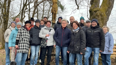 Hoch über Altendorf sind die Teilnehmer am auswärtigen Kreuzweg bei der Kreuzigungsgruppe am Kalvarienberg angekommen. (Bild: Isolde Killermann)