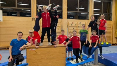 Die Riege Jungen 6 bis 14 mit ihren Trainern Thomas Hertrich (6. v. l.), Josef Käs (2. v. l.) und Jonas Meiler (1. v.l.). (Bild: Carmen Memminger)