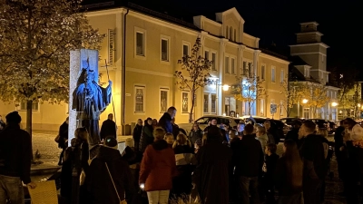 Unter dem Motto „Halloween - das Original” stand eine Nachtwanderung durch Waldsassen. Besucht wurden die Standorte von Heiligen-Figuren. (Bild: Markus Scharnagl/exb)