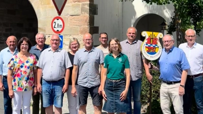 Die neue Vorstandschaft der Hahnbacher Marktbläser: <br>(hintere Reihe v.l.n.r.) Georg Götz, Willi Hofmann, Andrea Fenk, Christian Gebhard, Josef Hofmann, Hans Kummert, Bernhard Lindner<br>(vordere Reihe v.l.n.r.) Hannelore Schuster, Matthias Fenk, Markus Achhammer, Irene Klier (Bild: Jakob Hofmann)