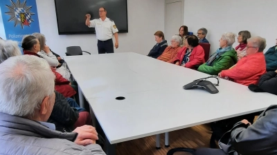 Die Senioren hören mit viel Interesse den Ausführungen des Dienststellenleiters Schmitt zu.  (Bild: Beate Mardanow)