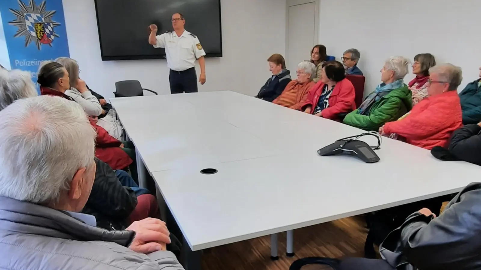 Die Senioren hören mit viel Interesse den Ausführungen des Dienststellenleiters Schmitt zu.  (Bild: Beate Mardanow)