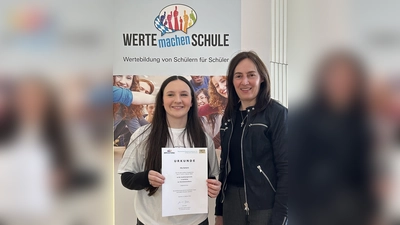Mia Schärtl (links), die neue Wertebotschafterin an der Lobkowitz-Realschule, mit ihrer betreuenden Lehrkraft StRin Heidi Riedel (rechts). (Bild: Alessandra Enescu)