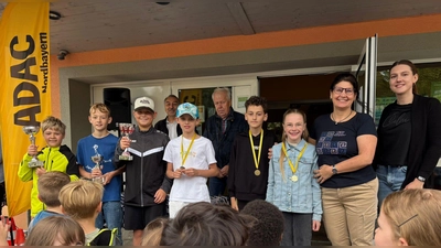 Die Sieger der 4.Klasse wurden mit Pokalen und Medaillen ausgezeichnet.Hinten links:Werner Härtl und Franz Negratschker Sen.vom MSC Wiesau.vorne rechts :Inge Dick von der Schulleitung der Grundschule Wiesau sowie Klassenlehrerin Kerstin Scherm. (Bild: Kerstin Scherm)