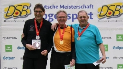 Titelgarant Hubert Schulze (Mitte) holte für die Pressather Schützengesellschaft „Eichenlaub” bei der deutschen Bogensport-Meisterschaft in Biberach eine weitere Goldmedaille. Links Vizemeister Achim Nikolaiczek aus Arolsen, rechts Drittplatzierter Georg Winter aus Ensdorf im Saarland. (Bild: Bernhard Piegsa)