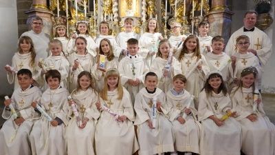 Kommunionkinder vor dem Hochaltar. (Bild: Katrin Pasieka-Zapf)