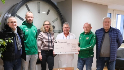 Josef Wagner, Mitglied Fußabteilung; Eduard Bartucz, Spieler 1. Mannschaft; Christine Heimburger und Chefarzt Dr. Andreas Fiedler; Markus Zimmer, 1. Abteilungsleiter; Erich Schafbauer, Mitglied Fußballabteilung (von links). <br> (Bild: Sandra Dietl )