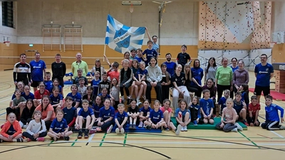 Die sportbegeisterten Kinder mit ihren Trainer/-innen im Sportcamp Bischofsgrün (Bild: Stephanie Fuchs)