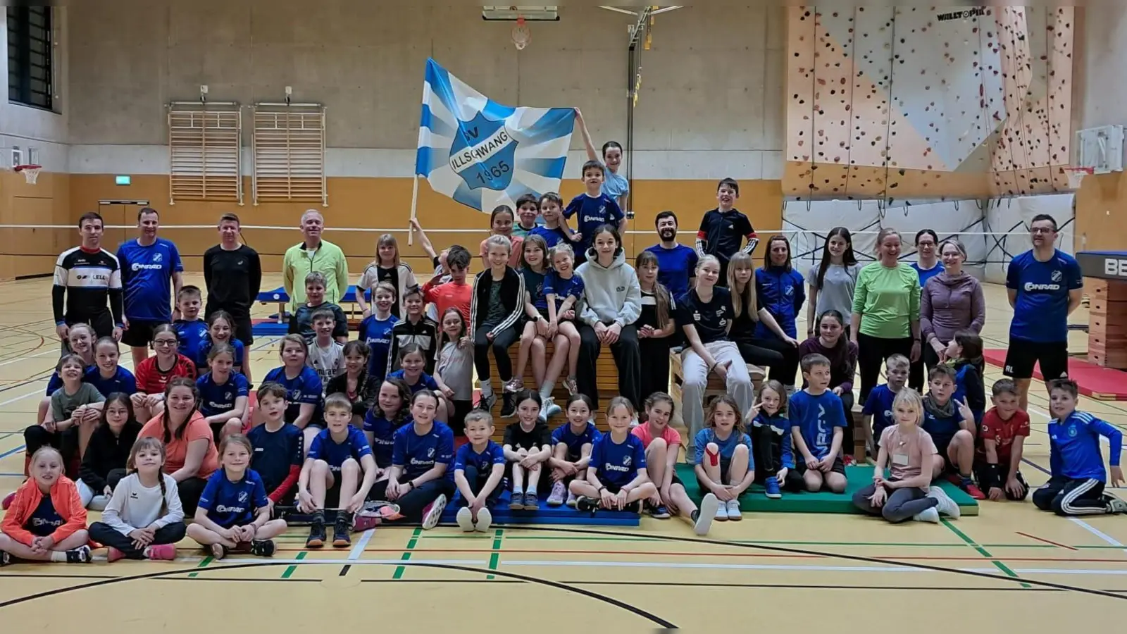 Die sportbegeisterten Kinder mit ihren Trainer/-innen im Sportcamp Bischofsgrün (Bild: Stephanie Fuchs)