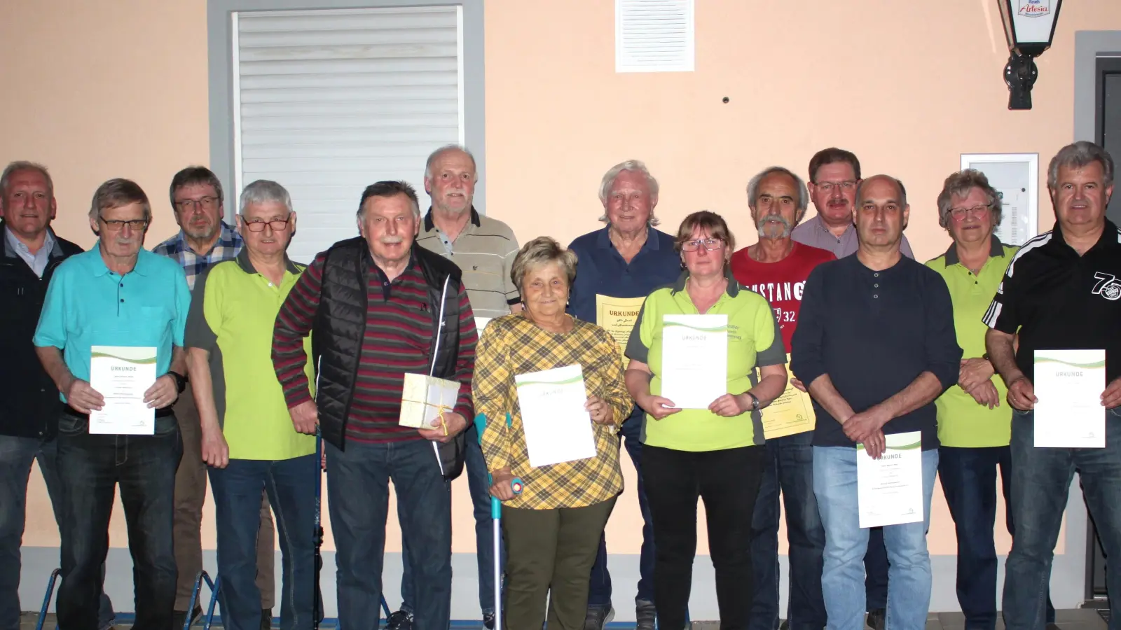 Bürgermeister Werner Prucker (von links) mit den Geehrten und Verantwortlichen: Norbert Wolff, Edgar Wagner, Bernhard Greger, Arthur Neugirg, Manfred Zeitler, Heidemarie Beyer, Herbert Vielgut, Kornelia Zeus, Günter Konz, Klaus Ernstberger, Martin Hiller, Erna Ulrich und Peter Schieder.  (Bild: Siedlergemeinschaft Reuth-Premenreuth/exb)