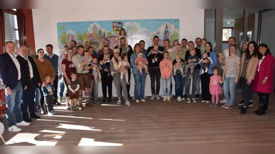 Ebermannsdorf ist eine kinderfreundliche Gemeinde. Am vergangenen Sonntag überreichte Bürgermeister Erich Meidinger zusammen mit seinem Stellvertreter Johann Vornlocher (von links) zusammen mit Marianne Schubert von der örtlichen Raiffeisenbank und der Jugendbeauftragten Julia Meidinger (v.re.) je einem 100-Euro Schein als Willkommensgeschenk der Gemeinde.  (Bild: Paul Böhm)